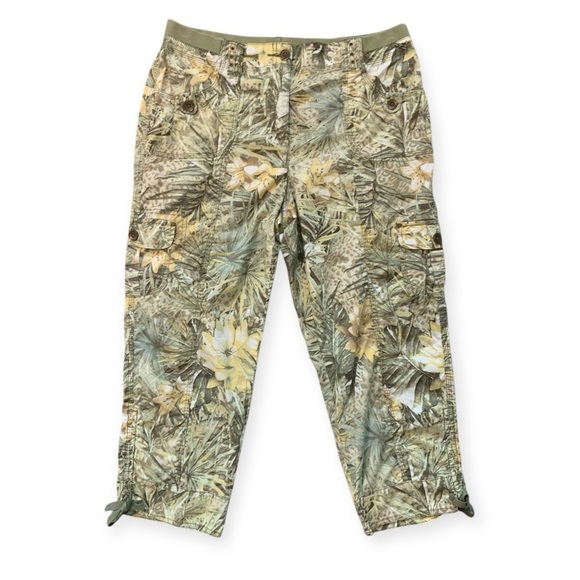 Chico’s Tropical Utility Cargo Crop Pant - Picture 1 of 8